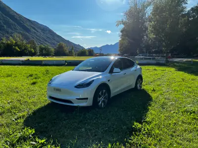Tesla Model Y RWD 2023 — SUV électrique performant, 32 400 km seulement — Miniature 7