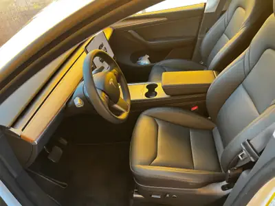 Tesla Model Y RWD 2023 — SUV électrique performant, 32 400 km seulement — Miniature 8