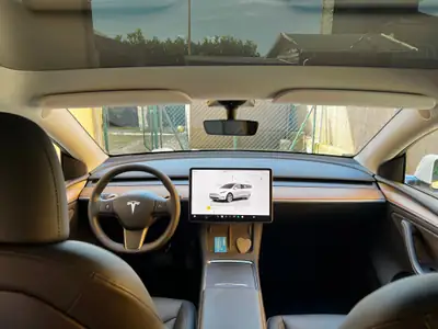 Tesla Model Y RWD 2023 — SUV électrique performant, 32 400 km seulement — Miniature 10