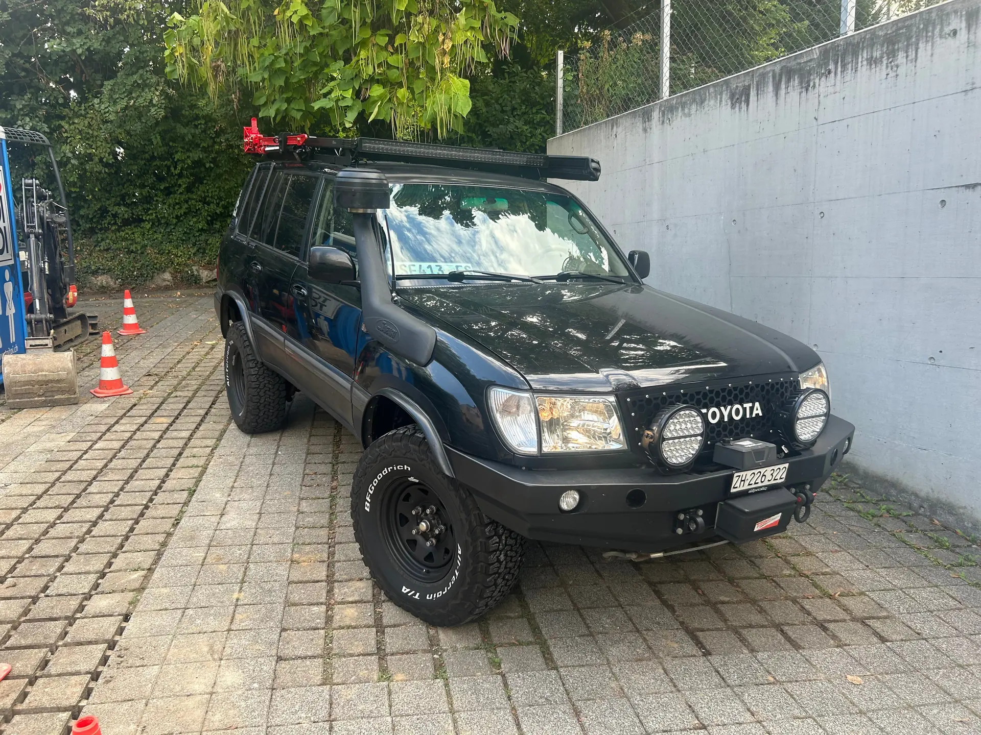 Toyota Land Cruiser 500 4.2 TD — Le SUV de légende, motorisation diesel robuste — vue extérieure