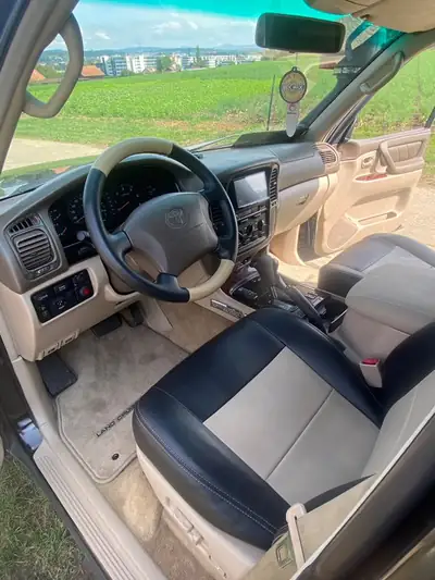 Toyota Land Cruiser 500 4.2 TD — Le SUV de légende, motorisation diesel robuste — intérieur
