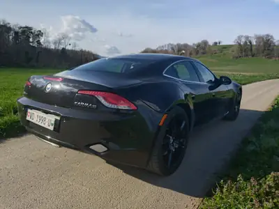 Fisker Karma Standard 2013 — La première berline électrique de luxe à prolongateur d'autonomie — Heckansicht
