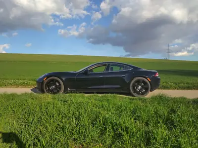 Fisker Karma Standard 2013 — La première berline électrique de luxe à prolongateur d'autonomie — Seitenansicht