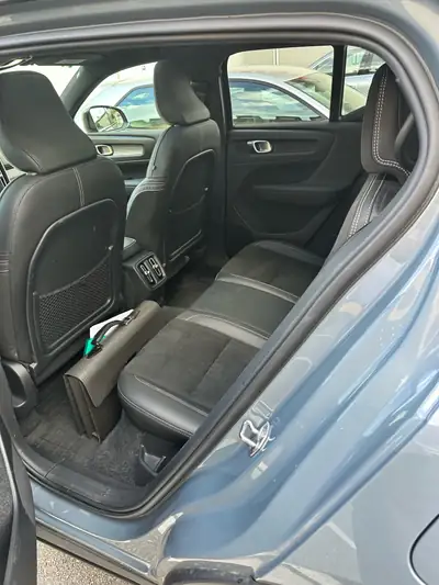 Volvo XC40 P8 AWD Pure Electric R-Design — SUV électrique premium, 75 900 km seulement — intérieur