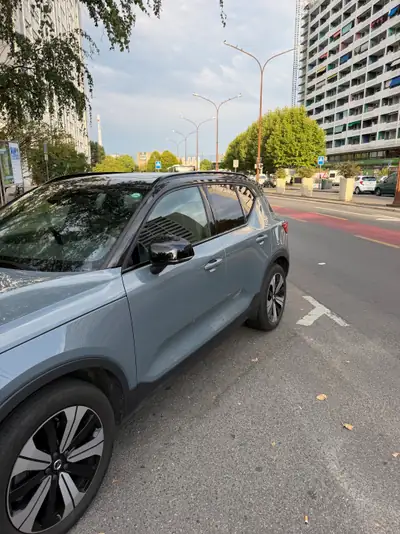 Volvo XC40 P8 AWD Pure Electric R-Design — SUV électrique premium, 75 900 km seulement — détail