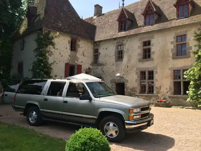 Chevrolet Suburban 1500 LT — SUV familial 8 places, motorisation V8 robuste — Seitenansicht