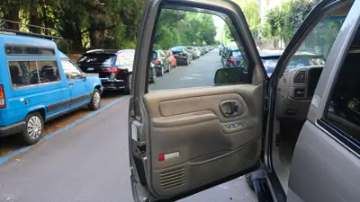 Chevrolet Suburban 1500 LT — SUV familial 8 places, motorisation V8 robuste — Miniatur 9