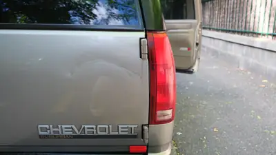 Chevrolet Suburban 1500 LT — SUV familial 8 places, motorisation V8 robuste — Miniatur 7