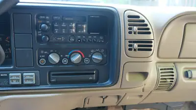 Chevrolet Suburban 1500 LT — SUV familial 8 places, motorisation V8 robuste — Miniatur 12