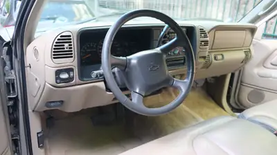 Chevrolet Suburban 1500 LT — SUV familial 8 places, motorisation V8 robuste — Miniatur 10