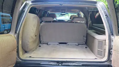 Chevrolet Suburban 1500 LT — SUV familial 8 places, motorisation V8 robuste — Miniatur 19
