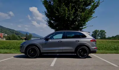 Porsche Cayenne S 2015 — SUV premium 420 ch, transmission intégrale, 100 000 km — Heckansicht