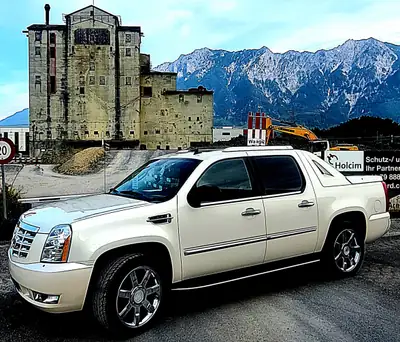 Cadillac Escalade EXT Pickup 2008 — Le SUV pickup américain de prestige, 409 ch et transmission intégrale — fianco