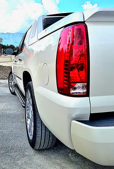 Cadillac Escalade EXT Pickup 2008 — Le SUV pickup américain de prestige, 409 ch et transmission intégrale — vista posteriore