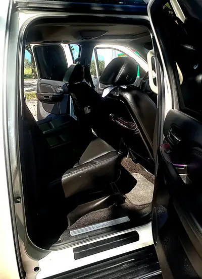 Cadillac Escalade EXT Pickup 2008 — Le SUV pickup américain de prestige, 409 ch et transmission intégrale — interni