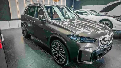BMW X5 xDrive 50e LCI — Hybride rechargeable haute performance, 11'000 km seulement — fianco