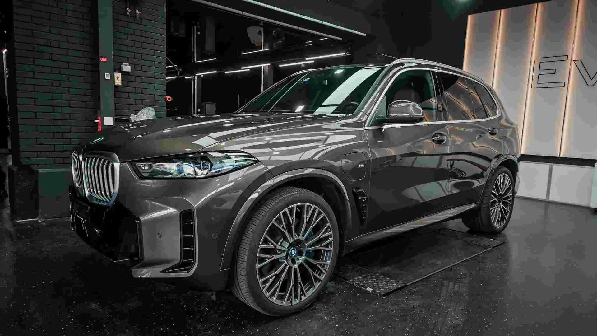 BMW X5 xDrive 50e LCI — Hybride rechargeable haute performance, 11'000 km seulement — vista esterna