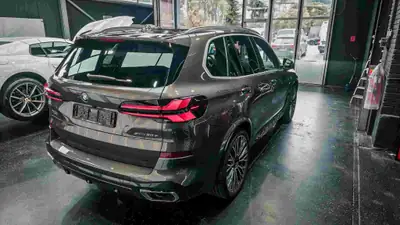 BMW X5 xDrive 50e LCI — Hybride rechargeable haute performance, 11'000 km seulement — vista posteriore