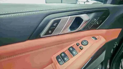 BMW X5 xDrive 50e LCI — Hybride rechargeable haute performance, 11'000 km seulement — Miniatura 9