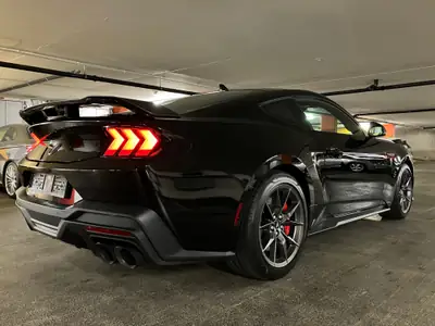 Ford Mustang Dark Horse Manual — Legend américaine 454 ch, quasi neuve et légale en Suisse — Heckansicht