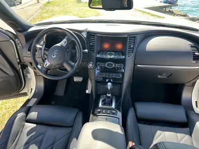 INFINITI QX70 3.7 Ultimate AWD — SUV premium 320 ch, faible kilométrage — Innenraum