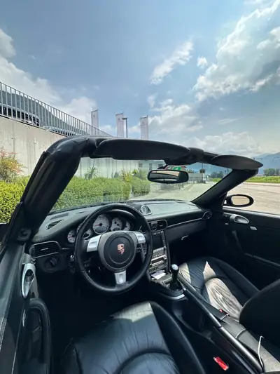 Porsche 911 Cabrio Carrera 4S — Roadster haute performance, moteur révisé, 54'000 km — Miniature 10