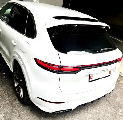 Porsche Cayenne E-Hybrid — SUV sportif hybride rechargeable, 65 000 km seulement — fianco