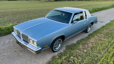 Oldsmobile Cutlass Supreme Brougham 1980 — Coupé américain de prestige, véhicule vétéran authentique — vista posteriore