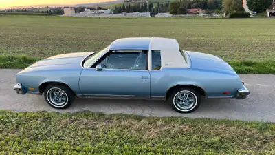 Oldsmobile Cutlass Supreme Brougham 1980 — Coupé américain de prestige, véhicule vétéran authentique — cruscotto