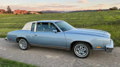 Oldsmobile Cutlass Supreme Brougham 1980 — Coupé américain de prestige, véhicule vétéran authentique — Miniatura 11