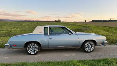 Oldsmobile Cutlass Supreme Brougham 1980 — Coupé américain de prestige, véhicule vétéran authentique — Miniatura 10