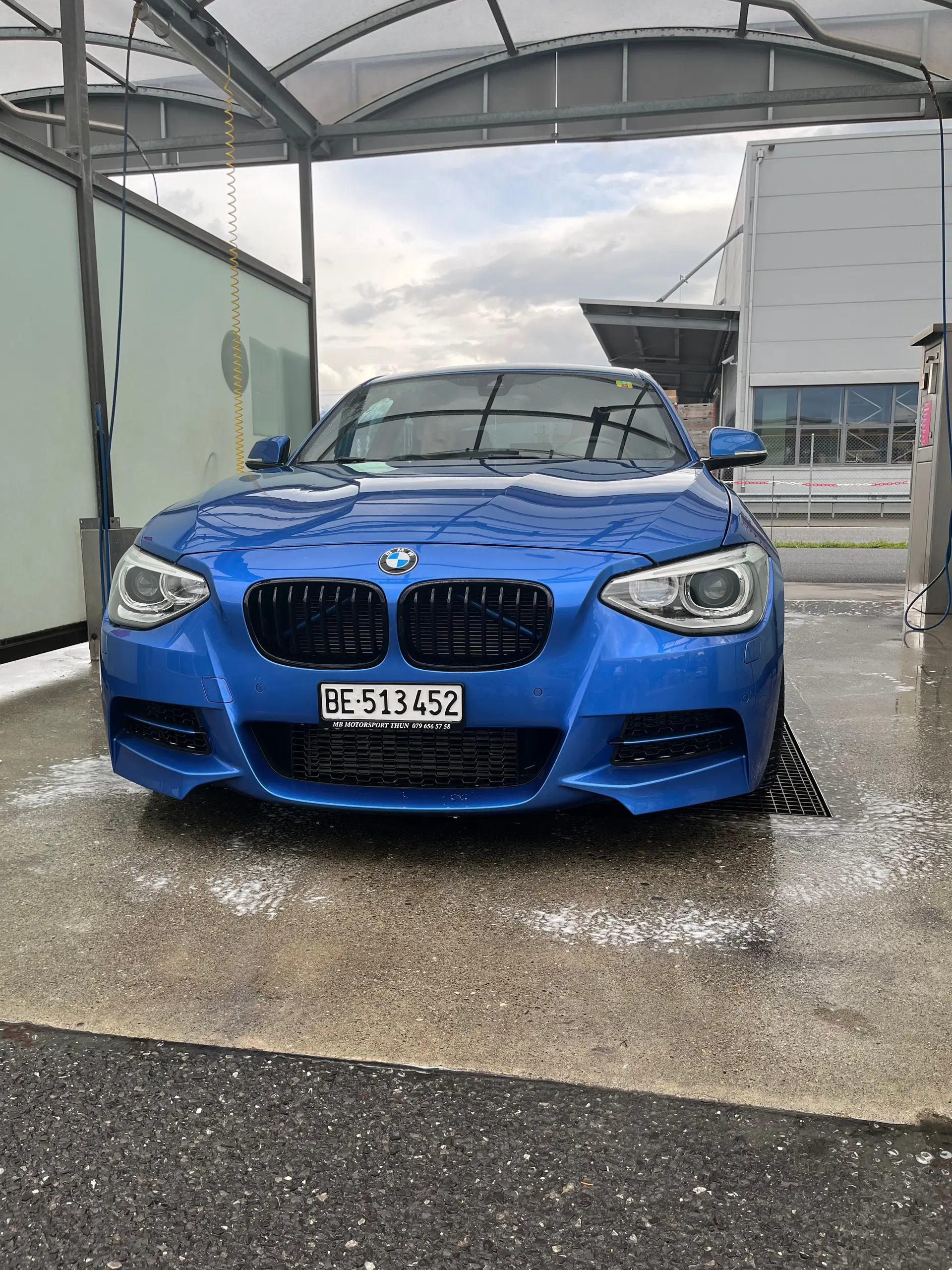 BMW M135 Coupé 320 ch — Sportive compacte performante, tout-terrain et bien équipée — vue extérieure