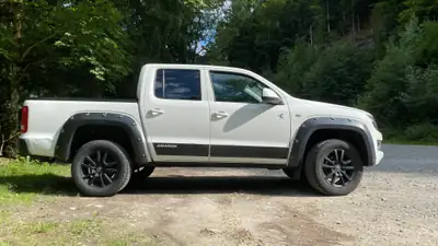 VW Amarok 2.0 BiTDI Trendline 4Motion — Pick-up robuste avec suspension Offroad et chauffage intégré — fianco