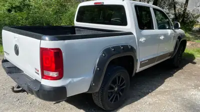 VW Amarok 2.0 BiTDI Trendline 4Motion — Pick-up robuste avec suspension Offroad et chauffage intégré — vista posteriore