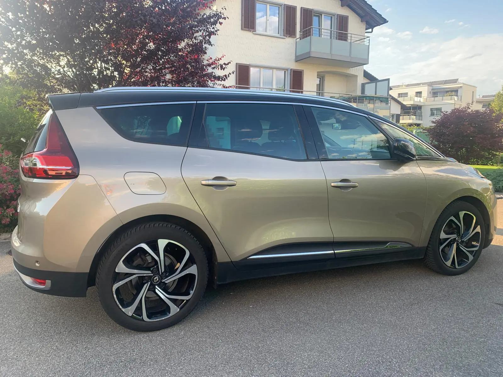 Renault Grand Scénic 1.3 Turbo Intens EDC — 7 places, consommation maîtrisée, 51 000 km — vue extérieure