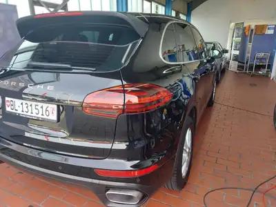 Porsche Cayenne 2016 — SUV de prestige 259 ch, historique sans sinistre — fianco