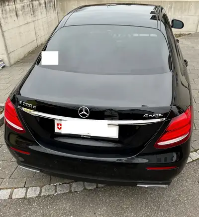 Mercedes-Benz E 220 — Berline de prestige diesel, première main, entretien à jour — rear view
