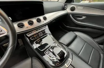 Mercedes-Benz E 220 — Berline de prestige diesel, première main, entretien à jour — interior