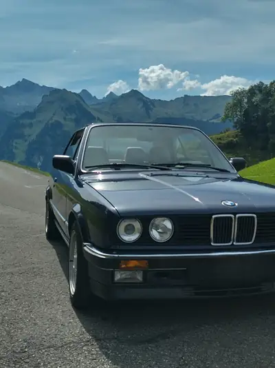 BMW 325 Cabriolet E30 — Classique intemporel de 1989, moteur 2.5L performant — côté