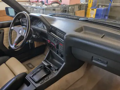 BMW 325 Cabriolet E30 — Classique intemporel de 1989, moteur 2.5L performant — Miniature 8