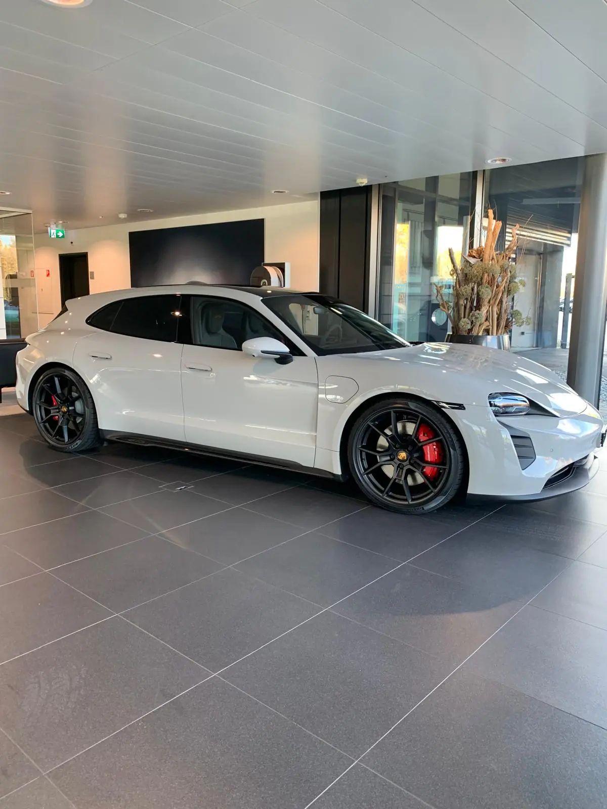 Porsche Taycan GTS Sport Turismo — Berline électrique haute performance, 15 420 km seulement — Außenansicht