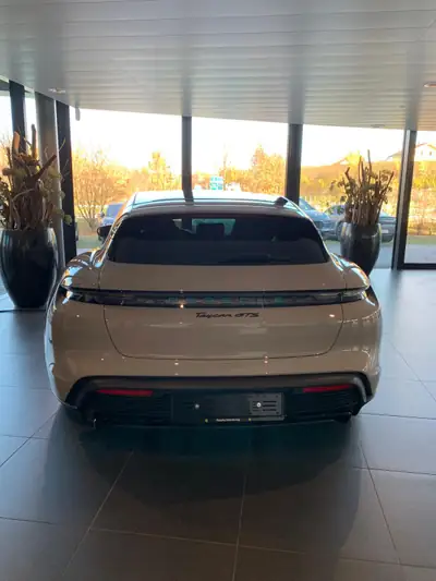 Porsche Taycan GTS Sport Turismo — Berline électrique haute performance, 15 420 km seulement — Seitenansicht