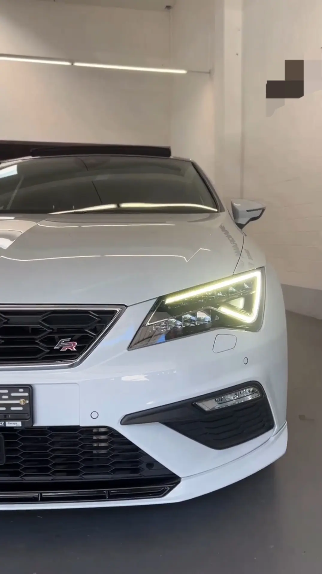 SEAT Leon 2.0 TSI — Berline sportive avec Virtual Cockpit et toit panoramique