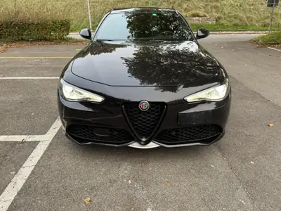 Alfa Romeo Giulia 2.0 Veloce Q4 — Berline sportive allemande, 4 roues motrices, entretien récent — vue extérieure