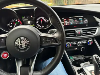 Alfa Romeo Giulia 2.0 Veloce Q4 — Berline sportive allemande, 4 roues motrices, entretien récent — détail