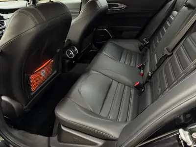 Alfa Romeo Giulia 2.0 Veloce Q4 — Berline sportive allemande, 4 roues motrices, entretien récent — Miniature 10