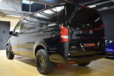 Mercedes-Benz Vito 114 BlueTEC — Utilitaire Premium All-Black avec châssis surbaissé et faible kilométrage — arrière