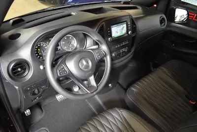 Mercedes-Benz Vito 114 BlueTEC — Utilitaire Premium All-Black avec châssis surbaissé et faible kilométrage — Miniature 14