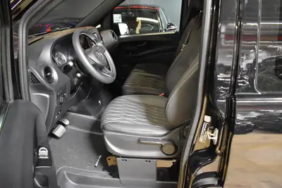 Mercedes-Benz Vito 114 BlueTEC — Utilitaire Premium All-Black avec châssis surbaissé et faible kilométrage — Miniature 13