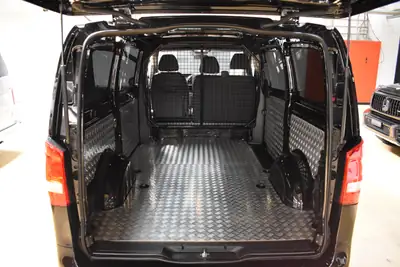 Mercedes-Benz Vito 114 BlueTEC — Utilitaire Premium All-Black avec châssis surbaissé et faible kilométrage — Miniature 18